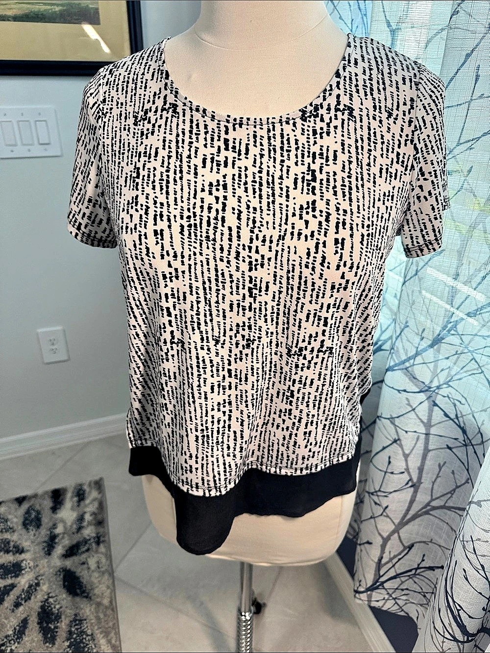 White House Black Market Abstract Short Sleeve Top in Pink & Black Size Small